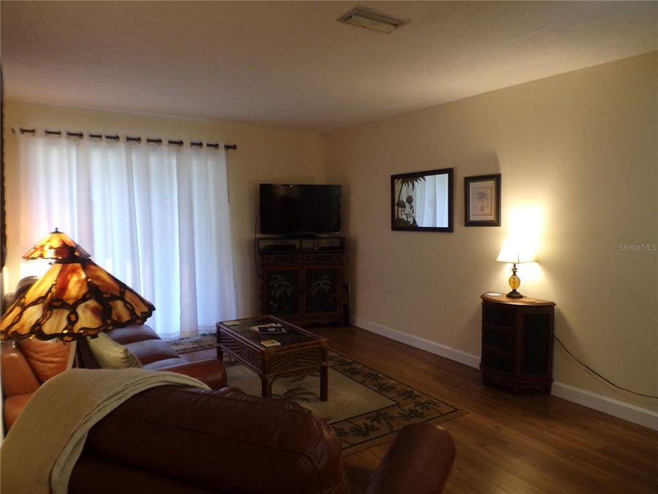 For Sale: $135,000 (1 beds, 1 baths, 816 Square Feet)