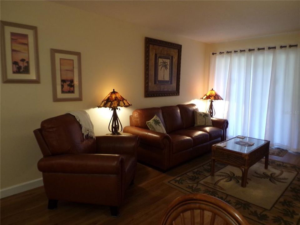 For Sale: $135,000 (1 beds, 1 baths, 816 Square Feet)