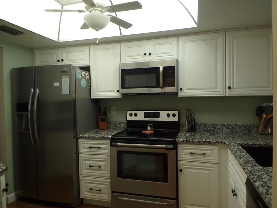 For Sale: $135,000 (1 beds, 1 baths, 816 Square Feet)