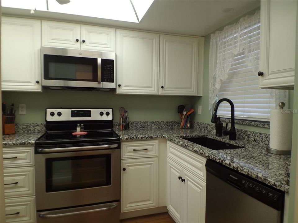 For Sale: $135,000 (1 beds, 1 baths, 816 Square Feet)