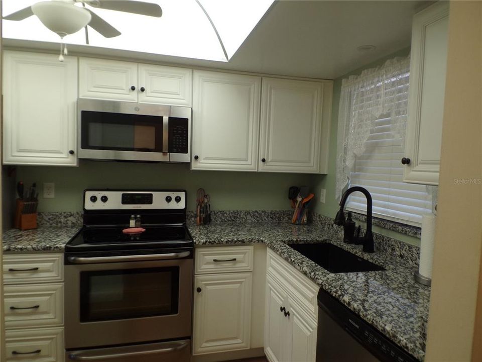 For Sale: $135,000 (1 beds, 1 baths, 816 Square Feet)