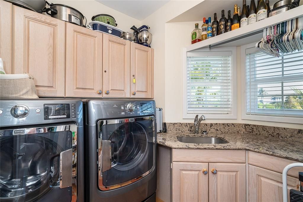 待售: $2,500,000 (3 贝兹, 3 浴室, 2539 平方英尺)