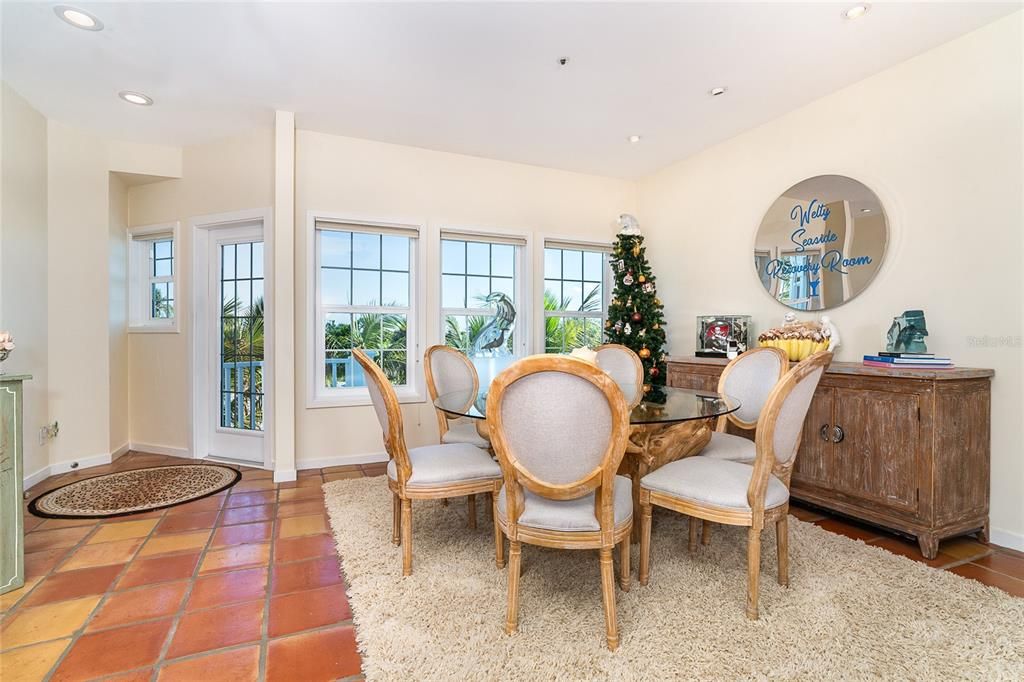 待售: $2,500,000 (3 贝兹, 3 浴室, 2539 平方英尺)