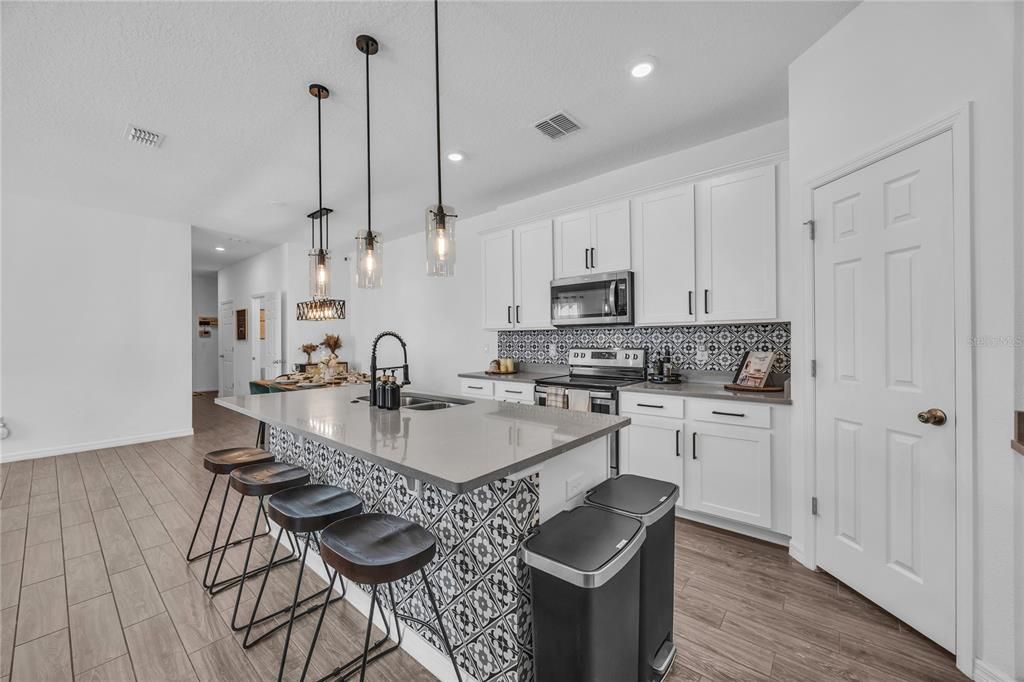 На продажу: $425,000 (3 спален, 2 ванн, 2375 Квадратных фут)