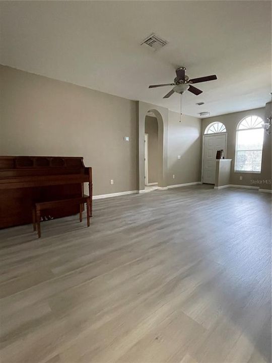 For Rent: $2,400 (3 beds, 2 baths, 1756 Square Feet)