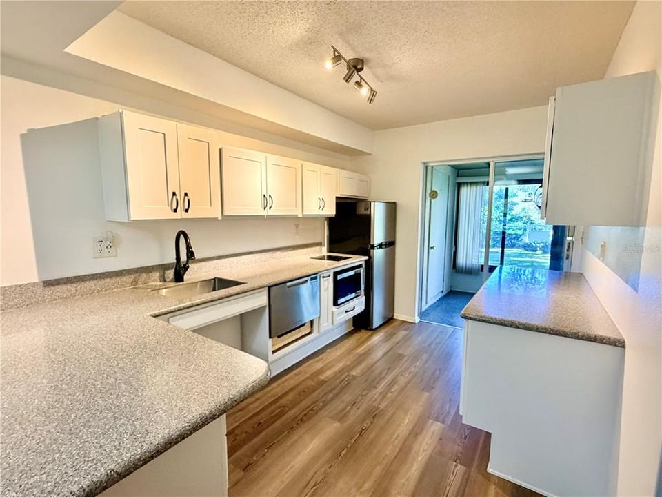For Sale: $195,000 (2 beds, 2 baths, 730 Square Feet)