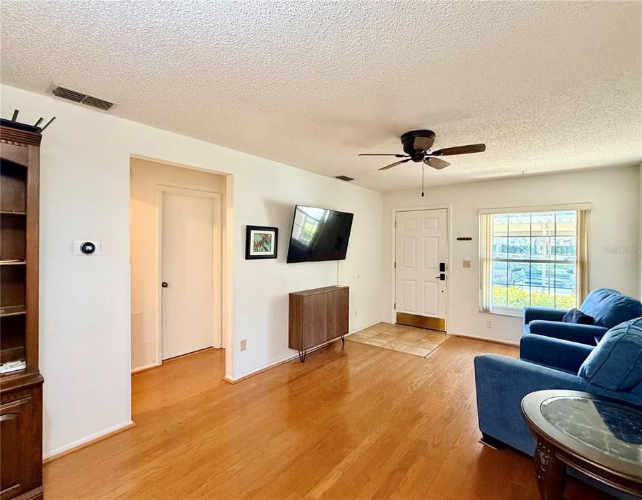 For Sale: $195,000 (2 beds, 2 baths, 730 Square Feet)