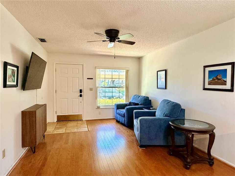 For Sale: $195,000 (2 beds, 2 baths, 730 Square Feet)