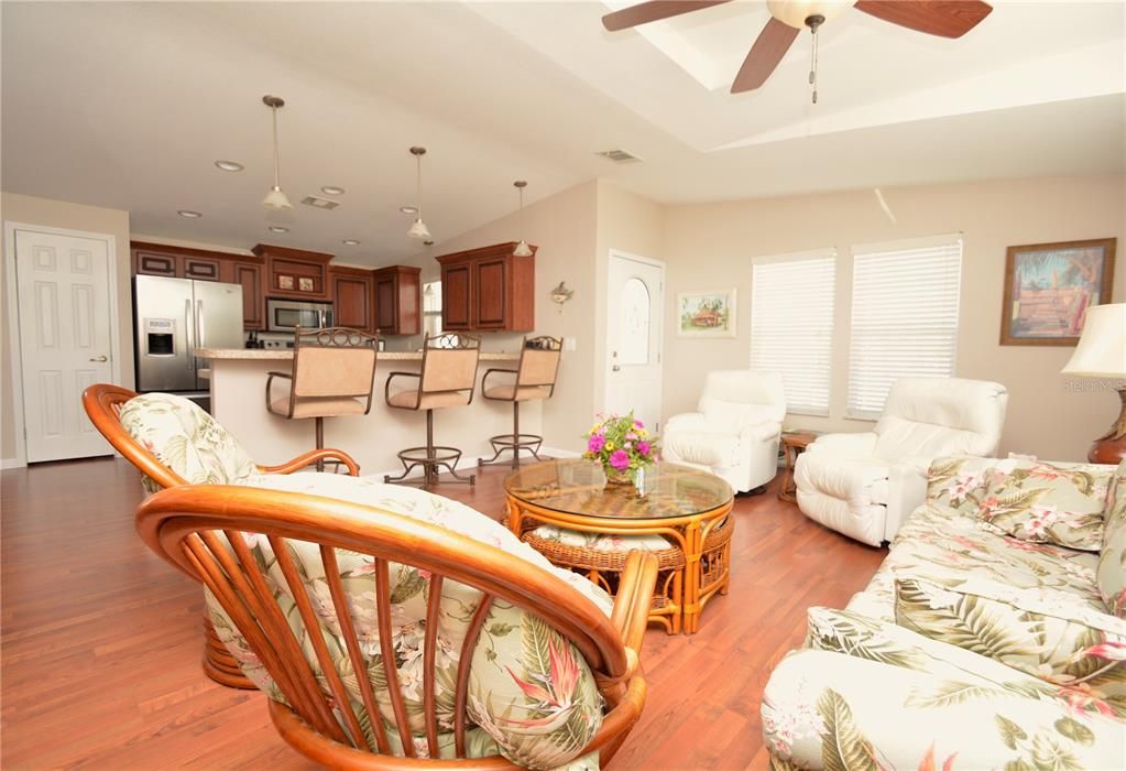 For Sale: $365,000 (2 beds, 2 baths, 1422 Square Feet)