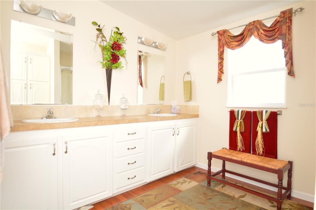 For Sale: $365,000 (2 beds, 2 baths, 1422 Square Feet)