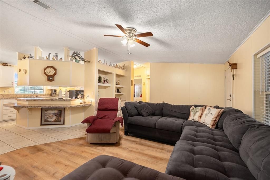 En Venta: $334,999 (3 camas, 2 baños, 1296 Pies cuadrados)