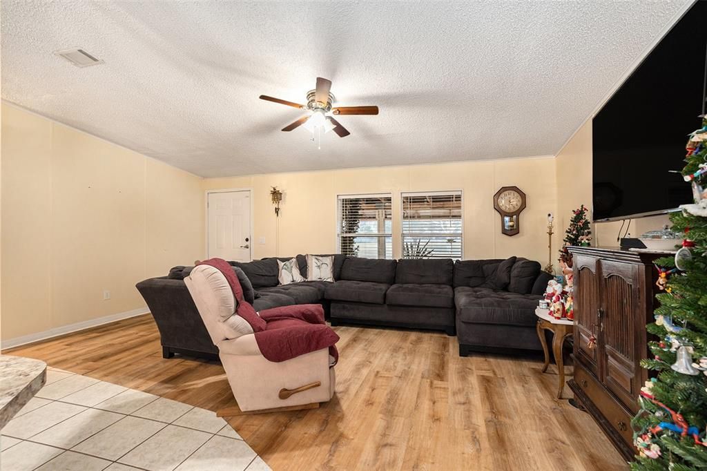 En Venta: $334,999 (3 camas, 2 baños, 1296 Pies cuadrados)