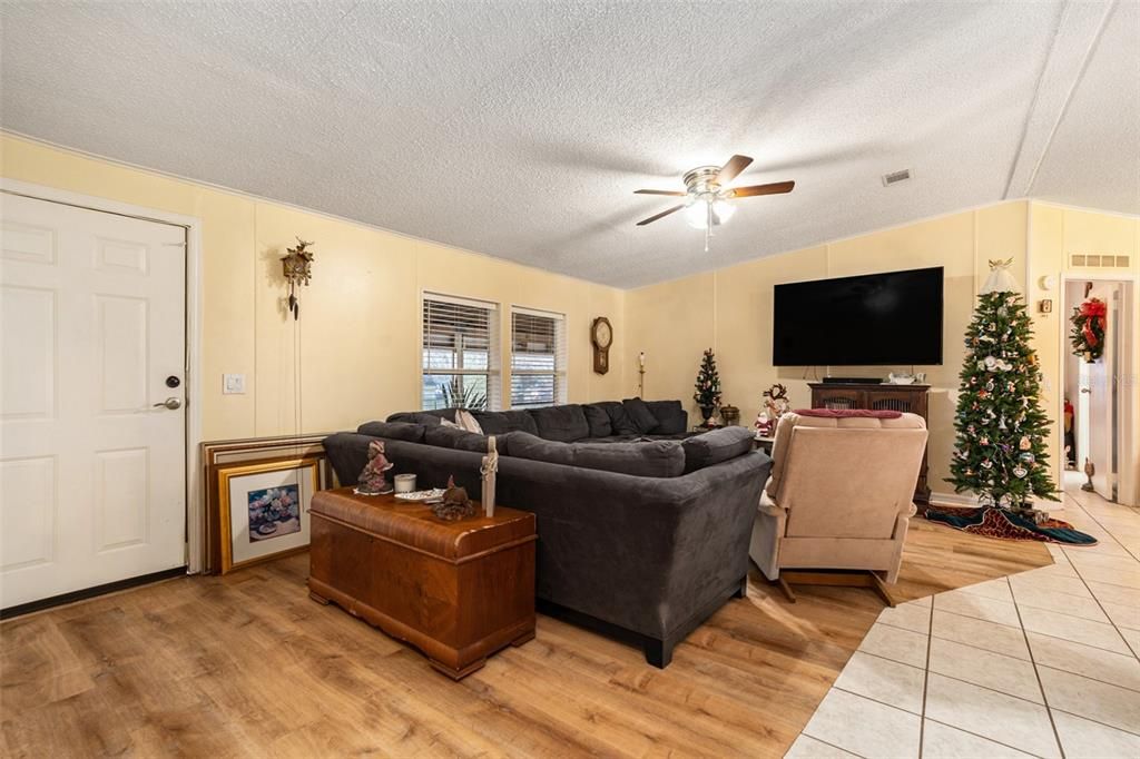 En Venta: $334,999 (3 camas, 2 baños, 1296 Pies cuadrados)