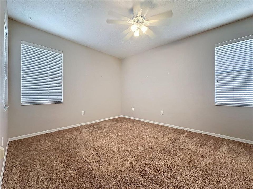 En Venta: $355,000 (4 camas, 3 baños, 1833 Pies cuadrados)