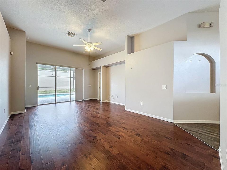 En Venta: $355,000 (4 camas, 3 baños, 1833 Pies cuadrados)