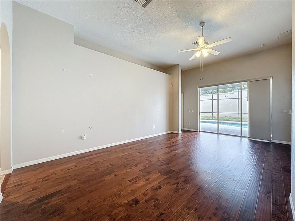 En Venta: $355,000 (4 camas, 3 baños, 1833 Pies cuadrados)