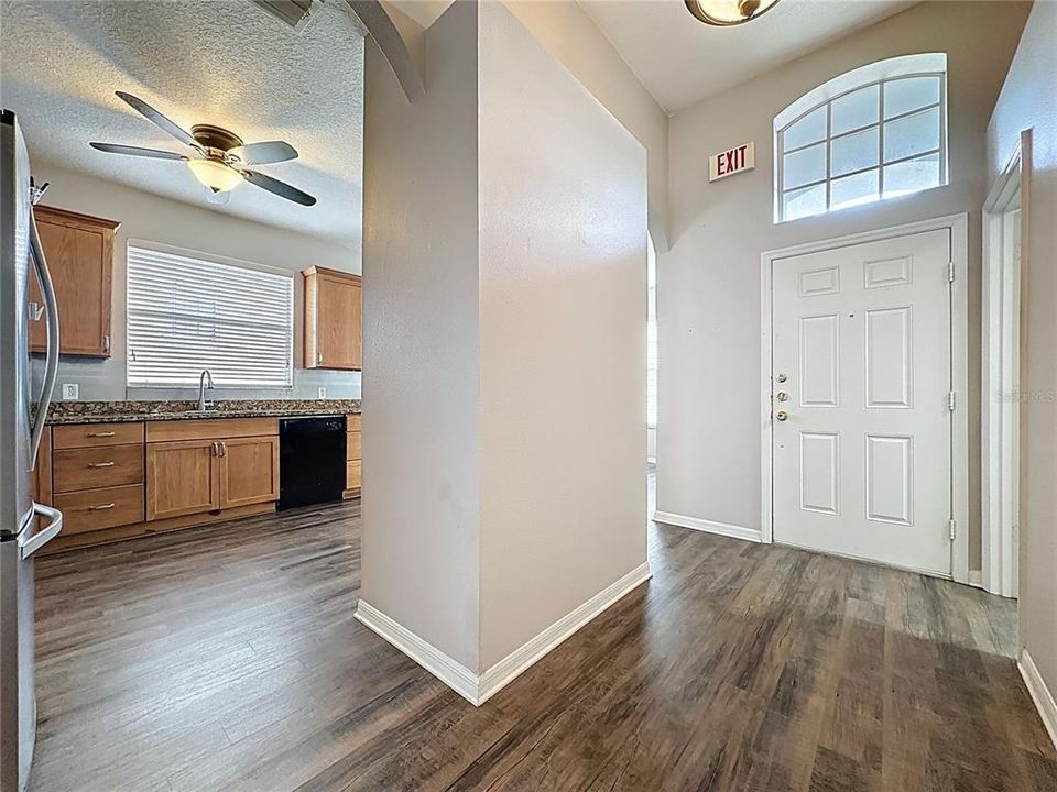 En Venta: $355,000 (4 camas, 3 baños, 1833 Pies cuadrados)