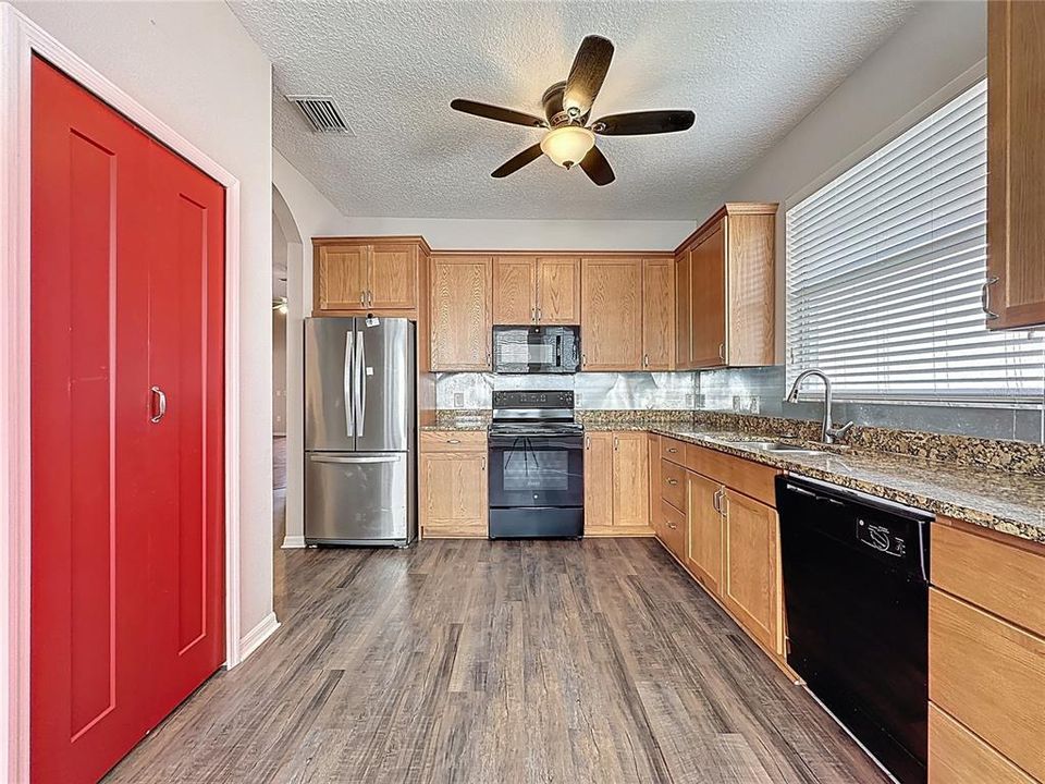 En Venta: $355,000 (4 camas, 3 baños, 1833 Pies cuadrados)