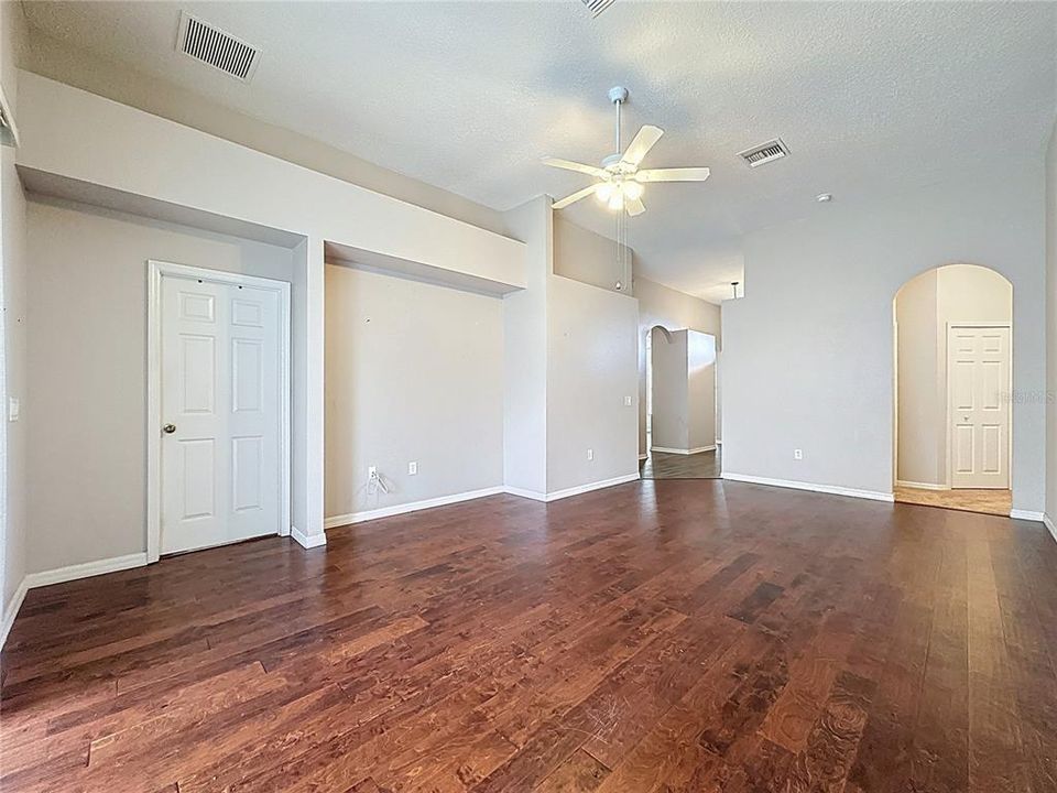 En Venta: $355,000 (4 camas, 3 baños, 1833 Pies cuadrados)