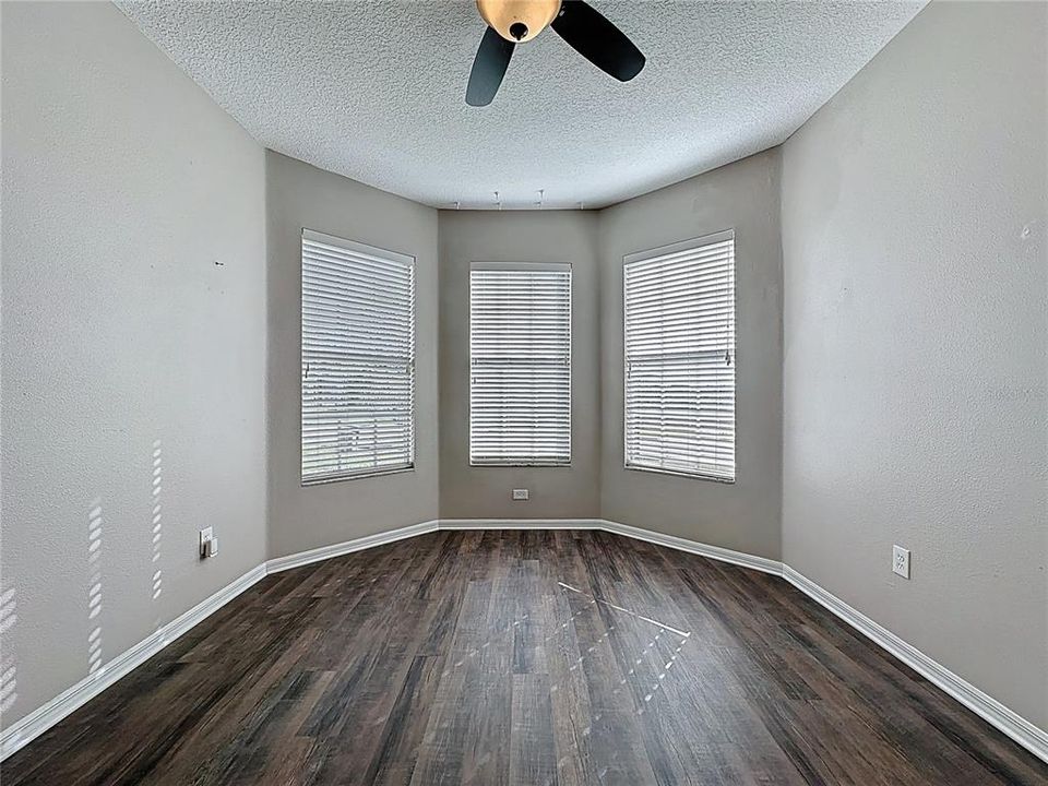 En Venta: $355,000 (4 camas, 3 baños, 1833 Pies cuadrados)