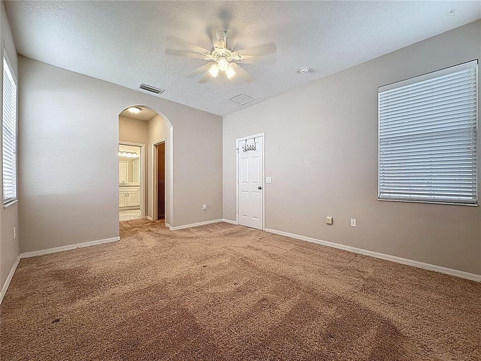 En Venta: $355,000 (4 camas, 3 baños, 1833 Pies cuadrados)