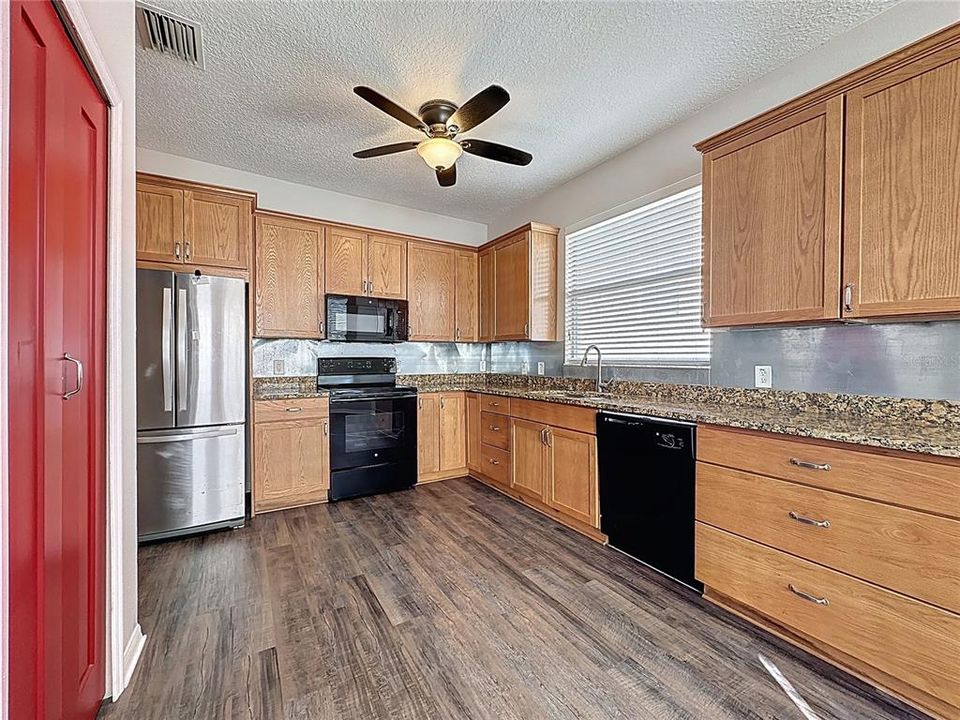 En Venta: $355,000 (4 camas, 3 baños, 1833 Pies cuadrados)