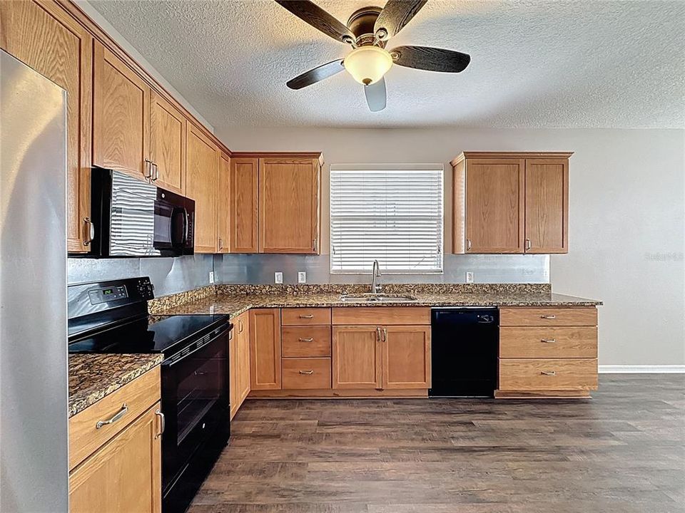 En Venta: $355,000 (4 camas, 3 baños, 1833 Pies cuadrados)