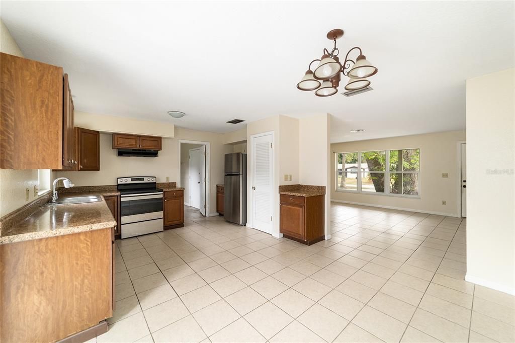 For Rent: $1,500 (3 beds, 2 baths, 1408 Square Feet)