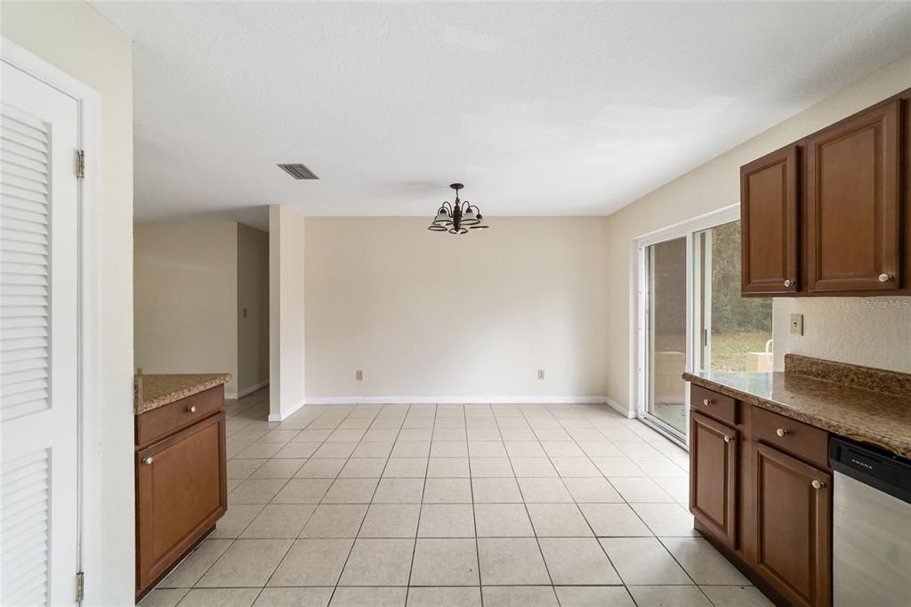 For Rent: $1,500 (3 beds, 2 baths, 1408 Square Feet)