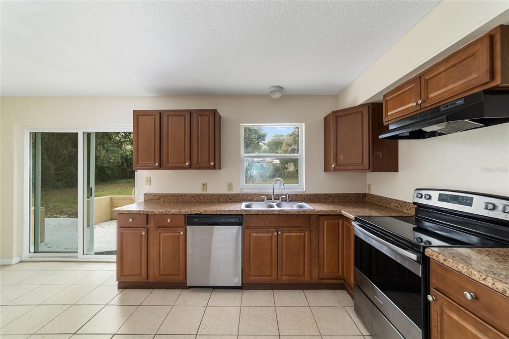 For Rent: $1,500 (3 beds, 2 baths, 1408 Square Feet)