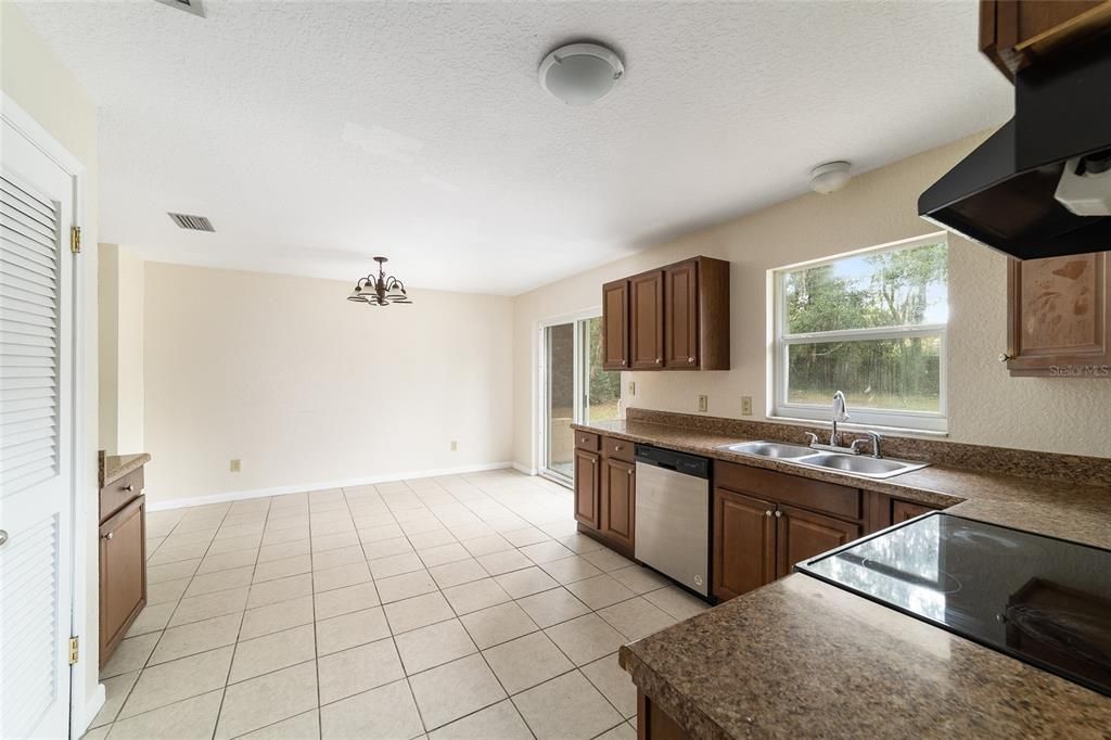 For Rent: $1,500 (3 beds, 2 baths, 1408 Square Feet)