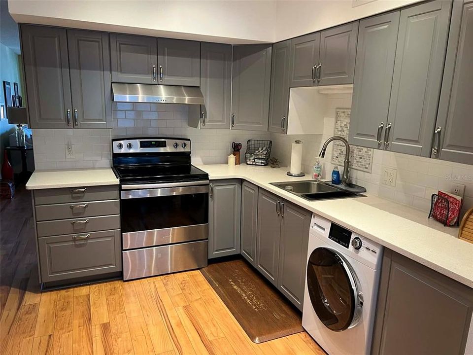 Active With Contract: $165,000 (2 beds, 2 baths, 1070 Square Feet)