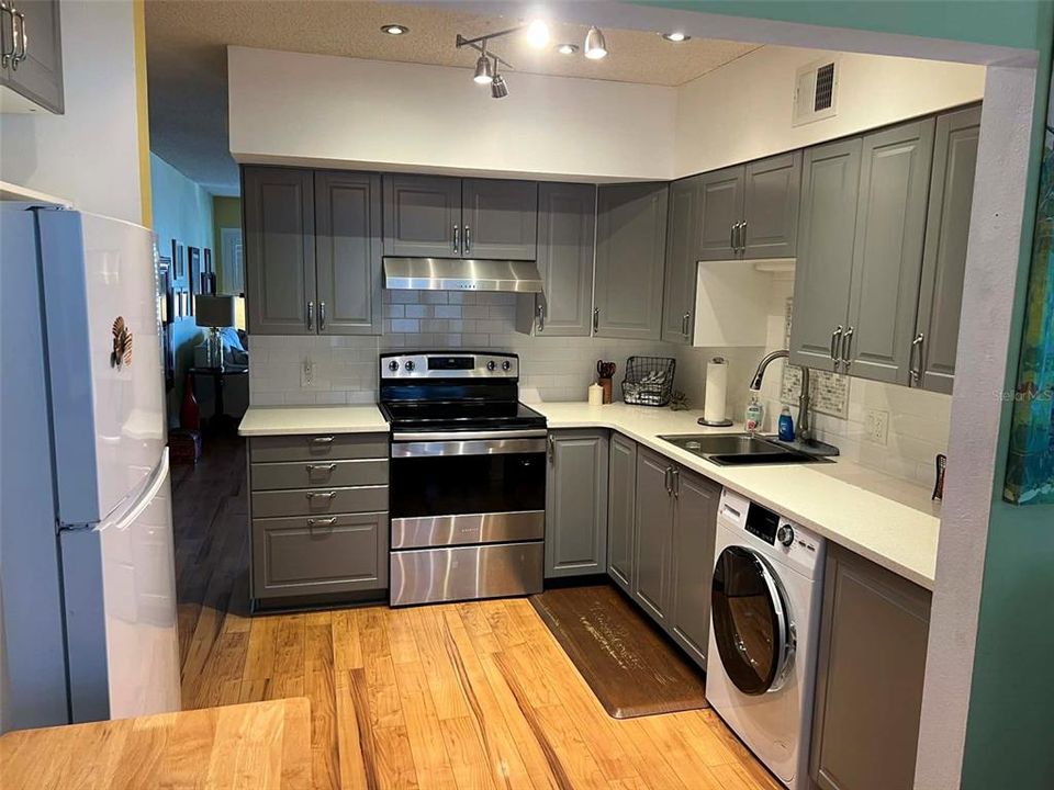 Active With Contract: $165,000 (2 beds, 2 baths, 1070 Square Feet)