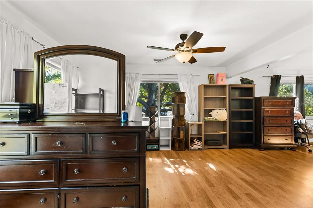 На продажу: $800,000 (5 спален, 3 ванн, 3221 Квадратных фут)