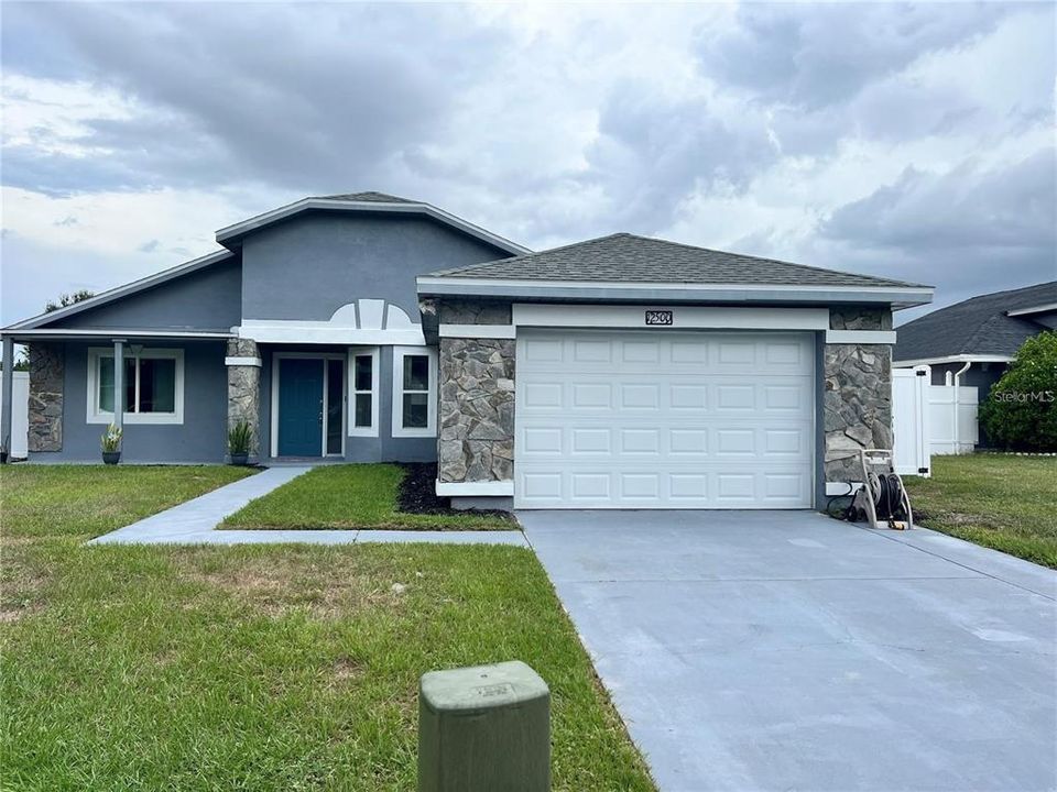 出租: $2,200 (2 贝兹, 1 浴室, 1151 平方英尺)