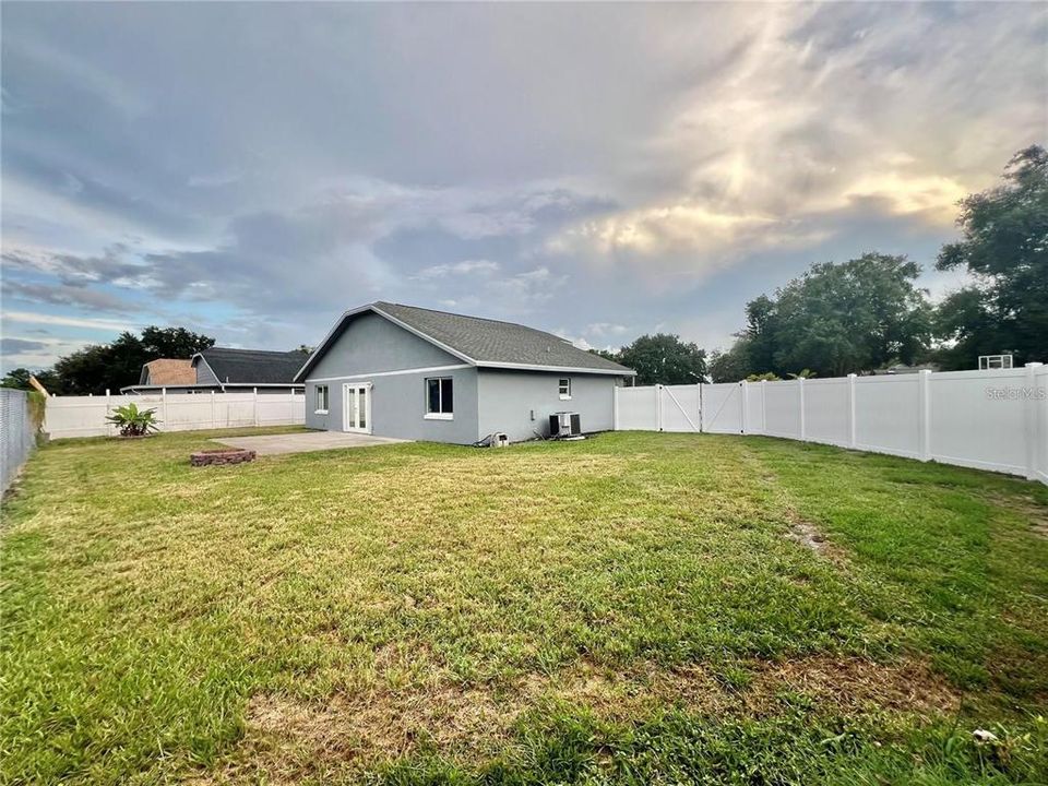 出租: $2,200 (2 贝兹, 1 浴室, 1151 平方英尺)