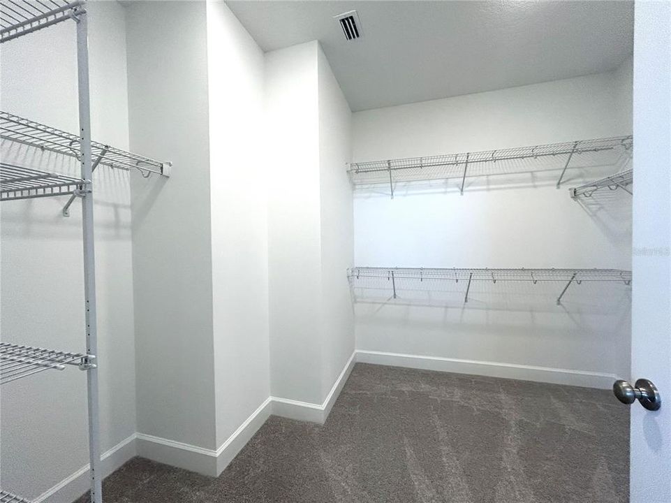 出租: $3,450 (4 贝兹, 3 浴室, 2500 平方英尺)