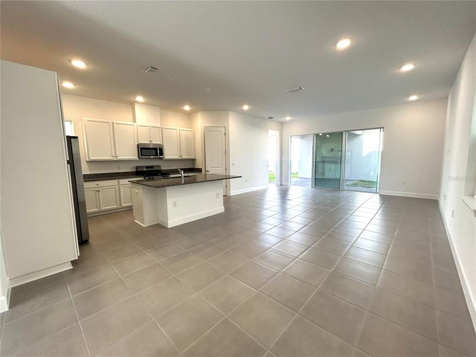 出租: $3,450 (4 贝兹, 3 浴室, 2500 平方英尺)