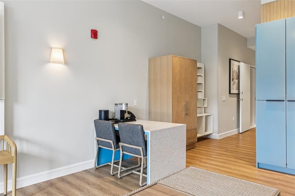 For Sale: $355,000 (1 beds, 1 baths, 630 Square Feet)