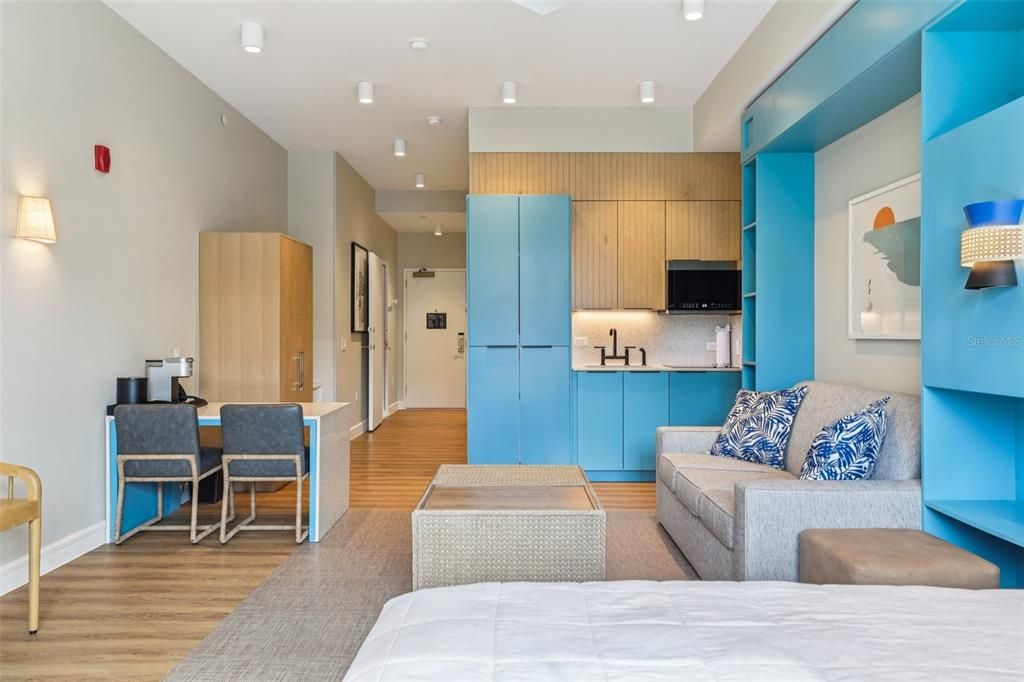 For Sale: $355,000 (1 beds, 1 baths, 630 Square Feet)