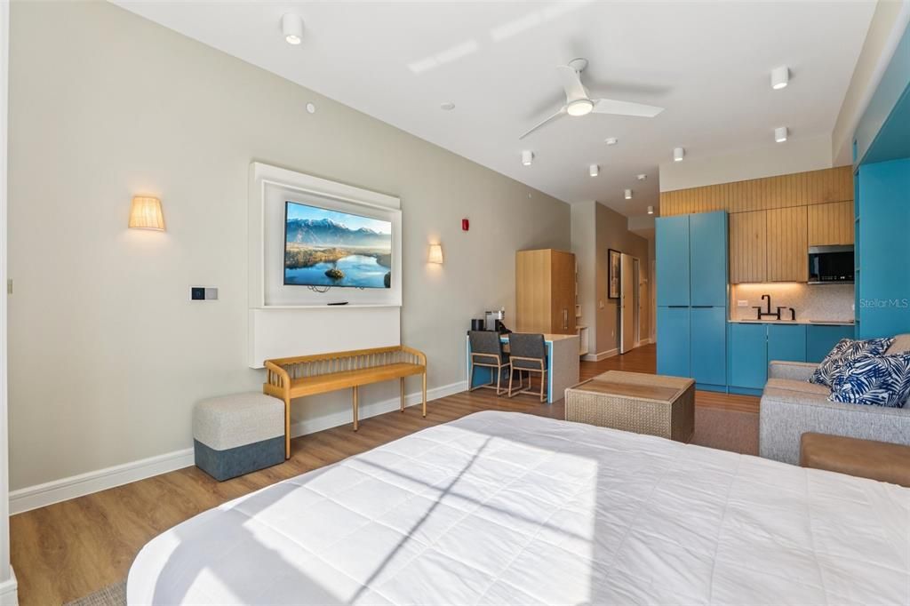 For Sale: $355,000 (1 beds, 1 baths, 630 Square Feet)