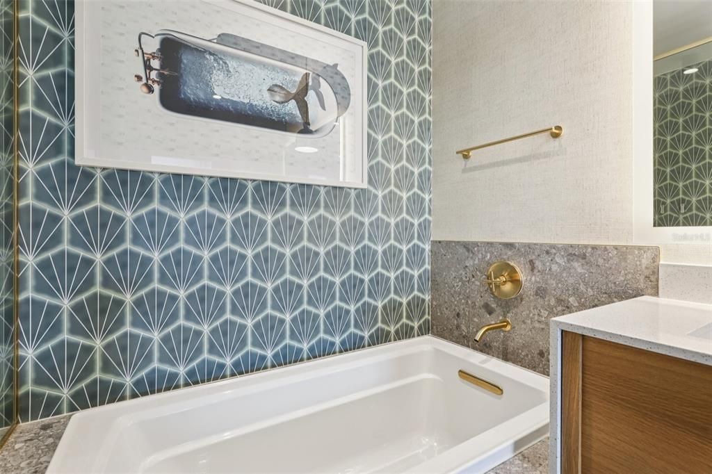 For Sale: $355,000 (1 beds, 1 baths, 630 Square Feet)