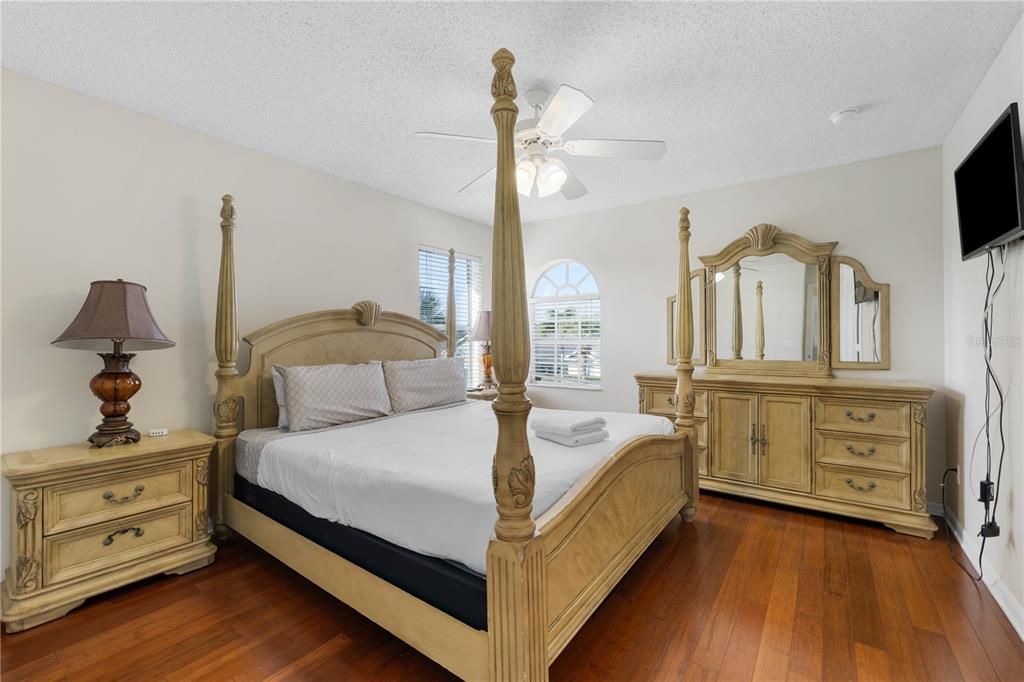 For Sale: $535,000 (7 beds, 4 baths, 3082 Square Feet)