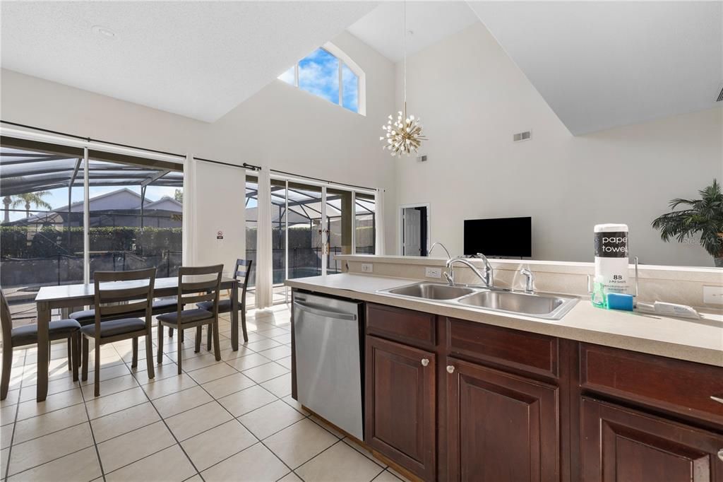 For Sale: $535,000 (7 beds, 4 baths, 3082 Square Feet)