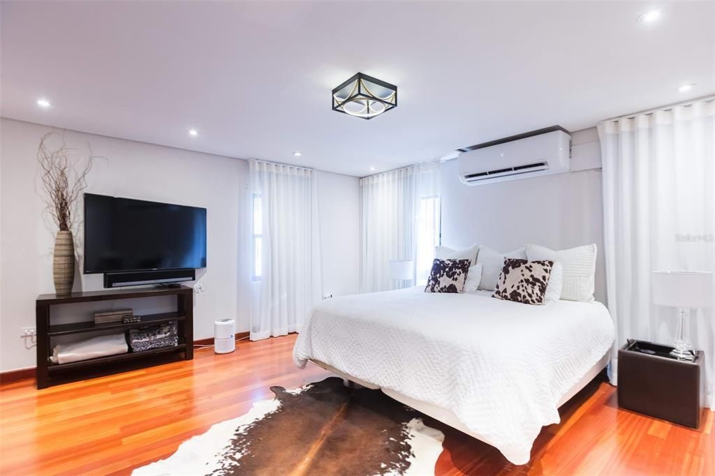 На продажу: $3,200,000 (3 спален, 2 ванн, 2412 Квадратных фут)