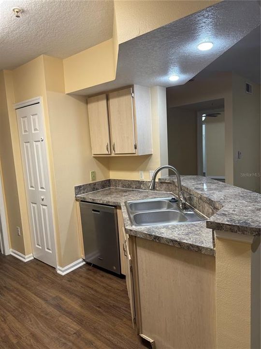 For Sale: $270,000 (3 beds, 2 baths, 1187 Square Feet)