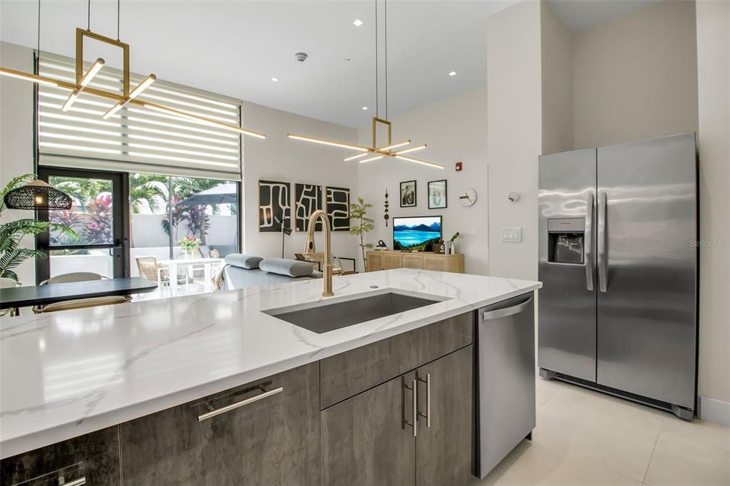 На продажу: $829,000 (2 спален, 1 ванн, 921 Квадратных фут)