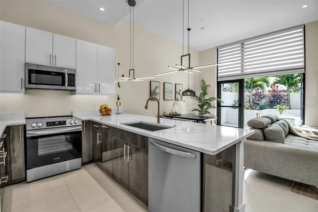 На продажу: $829,000 (2 спален, 1 ванн, 921 Квадратных фут)