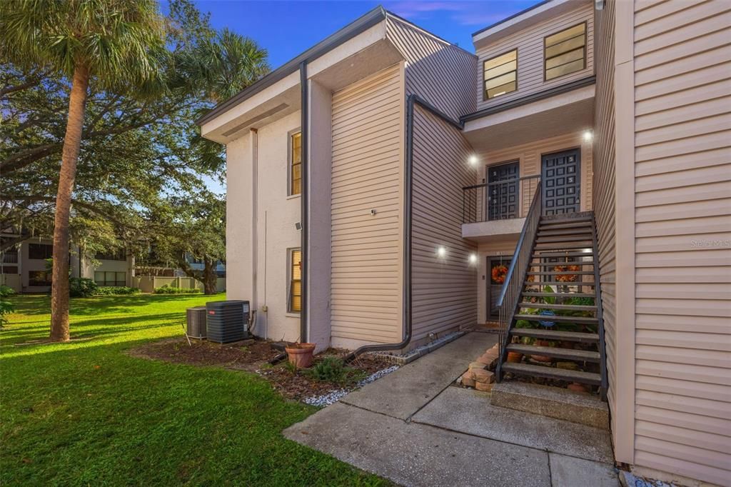 待售: $165,000 (1 贝兹, 1 浴室, 975 平方英尺)