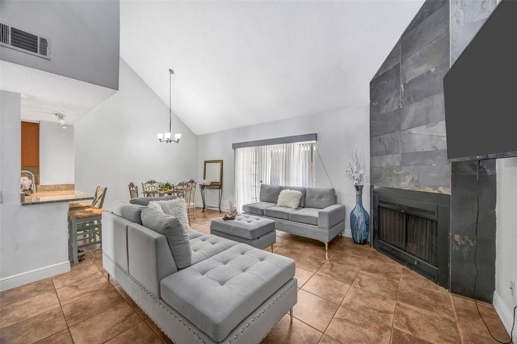 待售: $165,000 (1 贝兹, 1 浴室, 975 平方英尺)